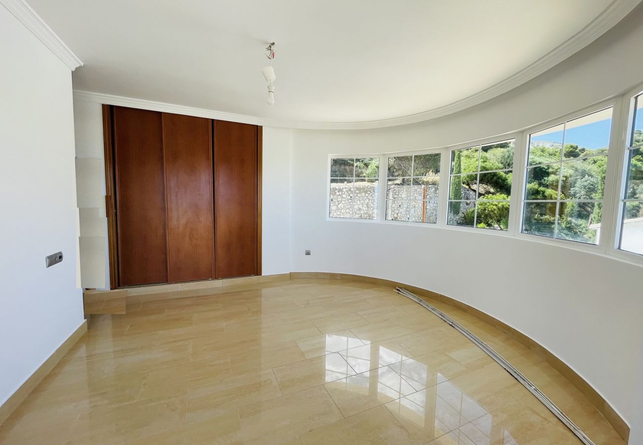 Ferienhaus in Benalmádena - Unfurnished 5 bdm villa with views and huge garage