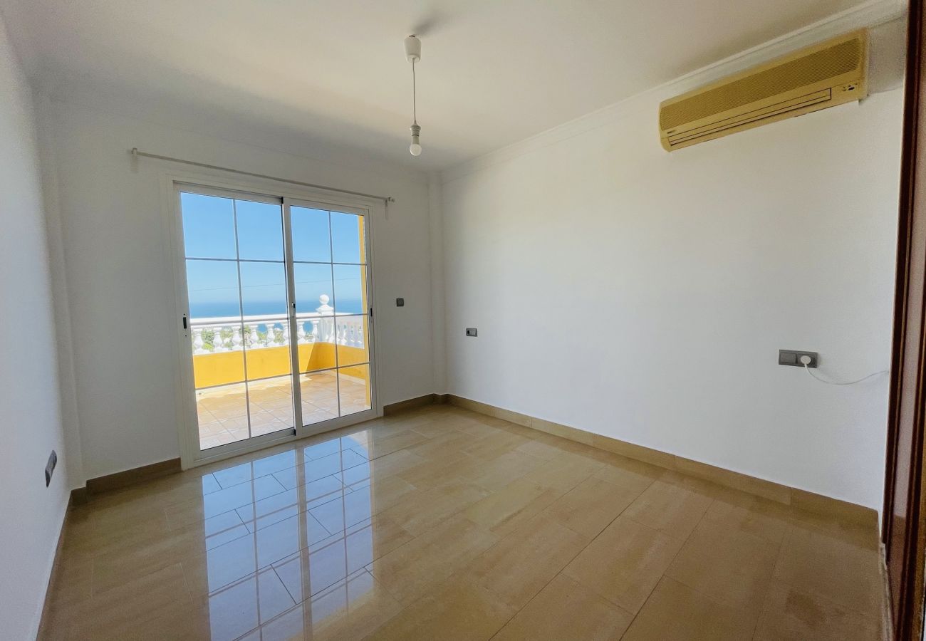 Ferienhaus in Benalmádena - Unfurnished 5 bdm villa with views and huge garage