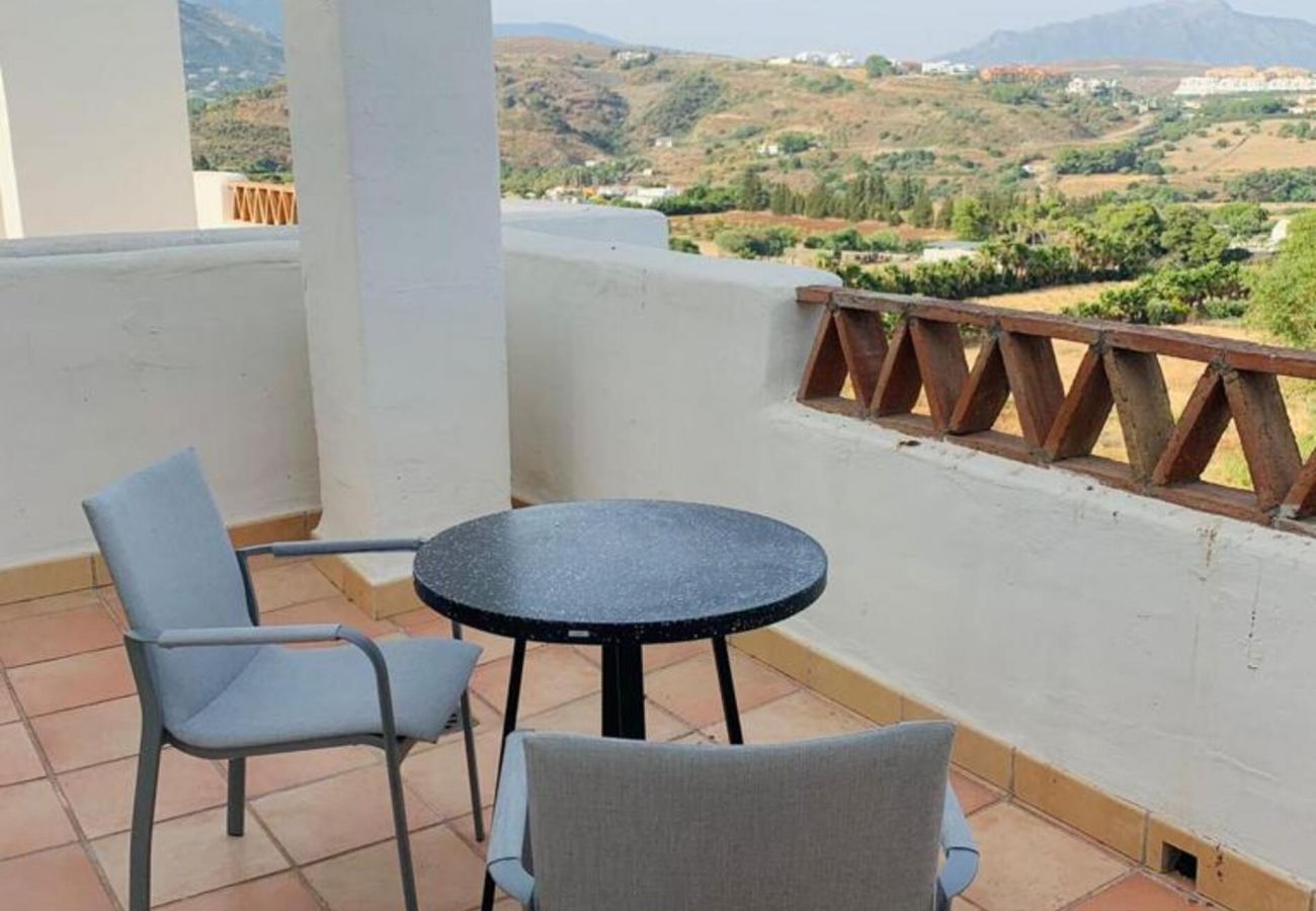 Penthouse in Estepona - Modern 2 bdm penthouse with sea views in Estepona