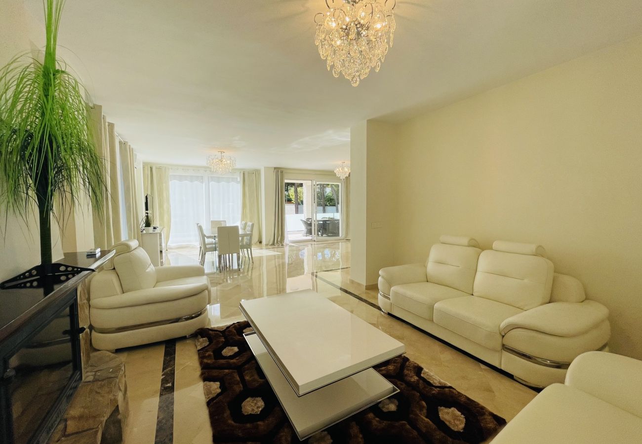 Ferienhaus in Mijas - Luxuriöse 4-Zimmer-Villa mit Pool und riesigem Garten