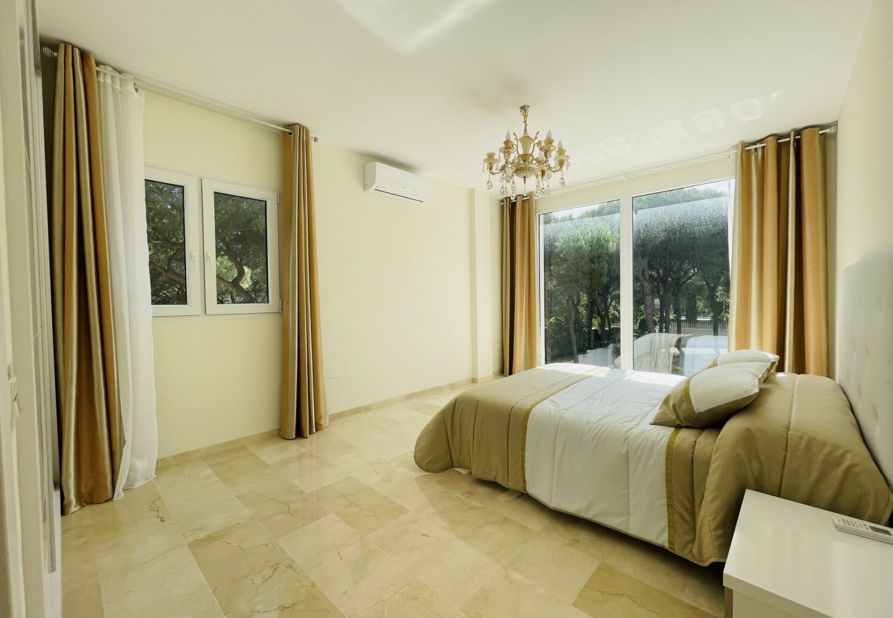 Ferienhaus in Mijas - Luxury 4 bdm villa with pool and huge garden 