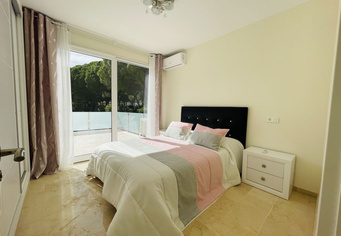 Ferienhaus in Mijas - Luxury 4 bdm villa with pool and huge garden 