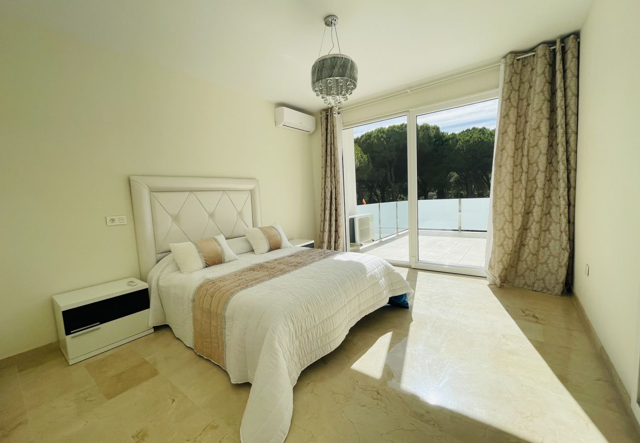 Ferienhaus in Mijas - Luxury 4 bdm villa with pool and huge garden 