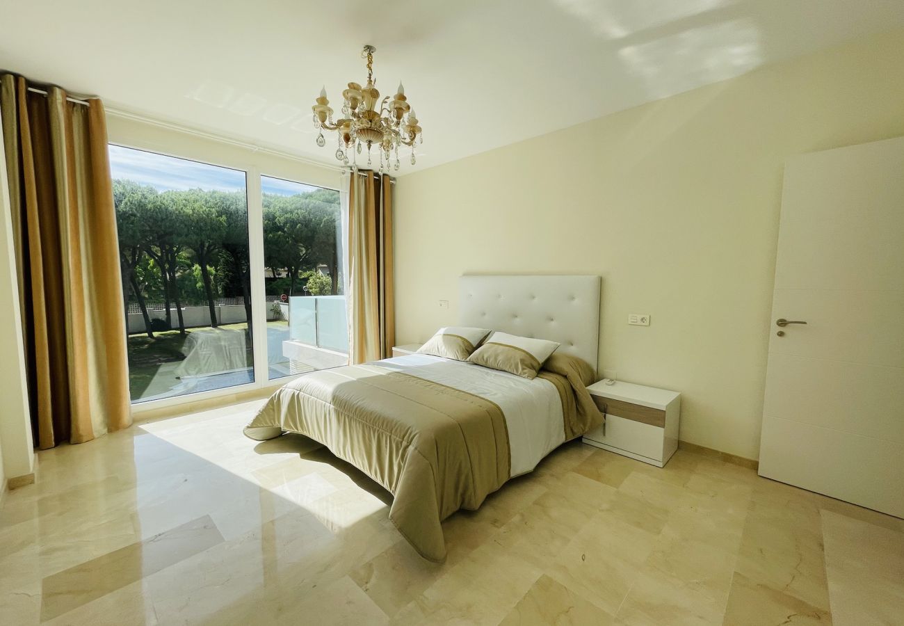 Ferienhaus in Mijas - Luxury 4 bdm villa with pool and huge garden 