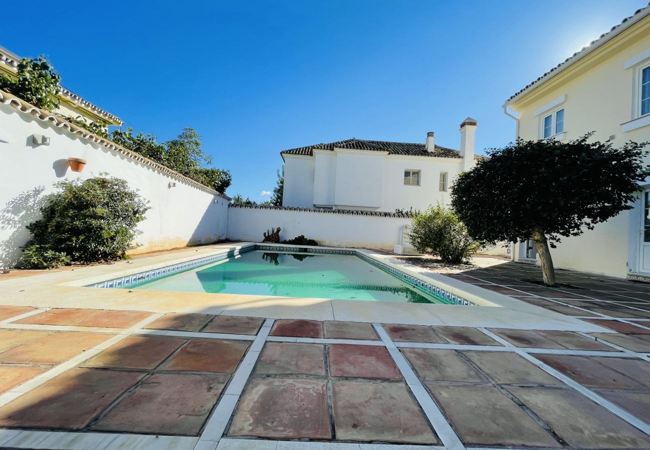 Ferienhaus in Marbella - Luxury 4 bdm house with big land and pool in the c