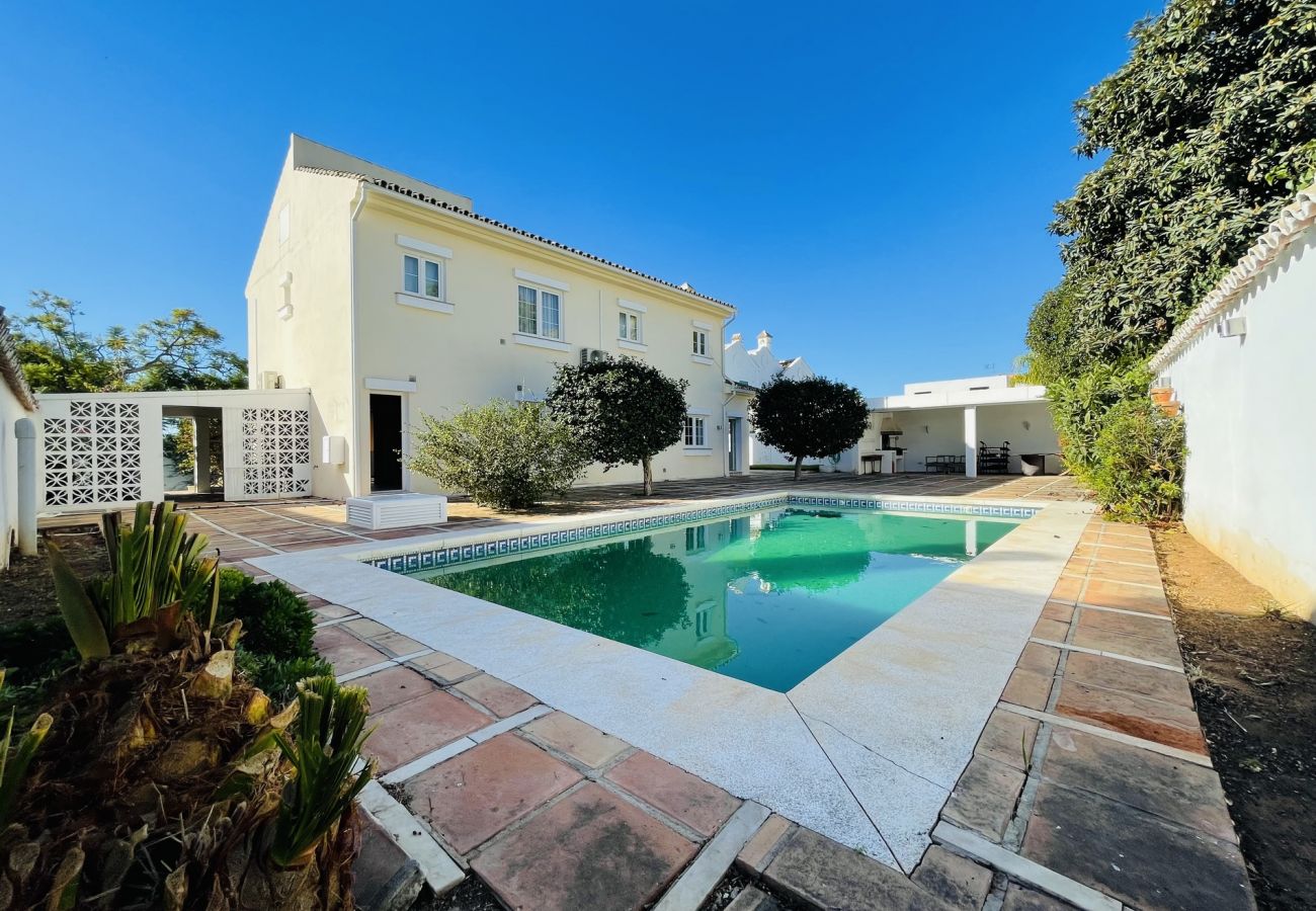 Ferienhaus in Marbella - Luxury 4 bdm house with big land and pool in the c