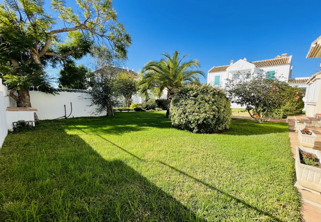 Ferienhaus in Marbella - Luxury 4 bdm house with big land and pool in the c
