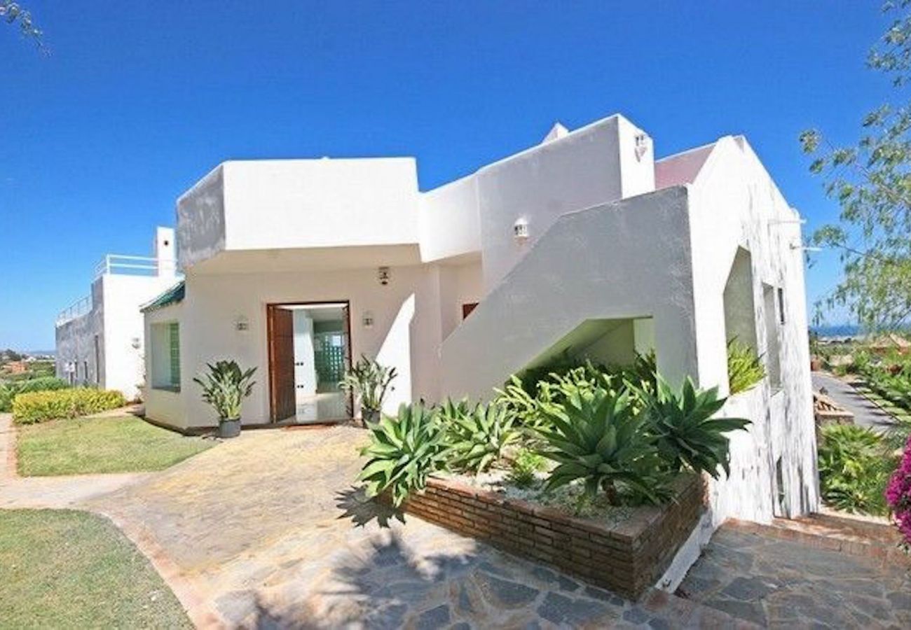 Ferienhaus in Marbella - Luxury modern 5 bdm villa in La Quinta, Benahavis