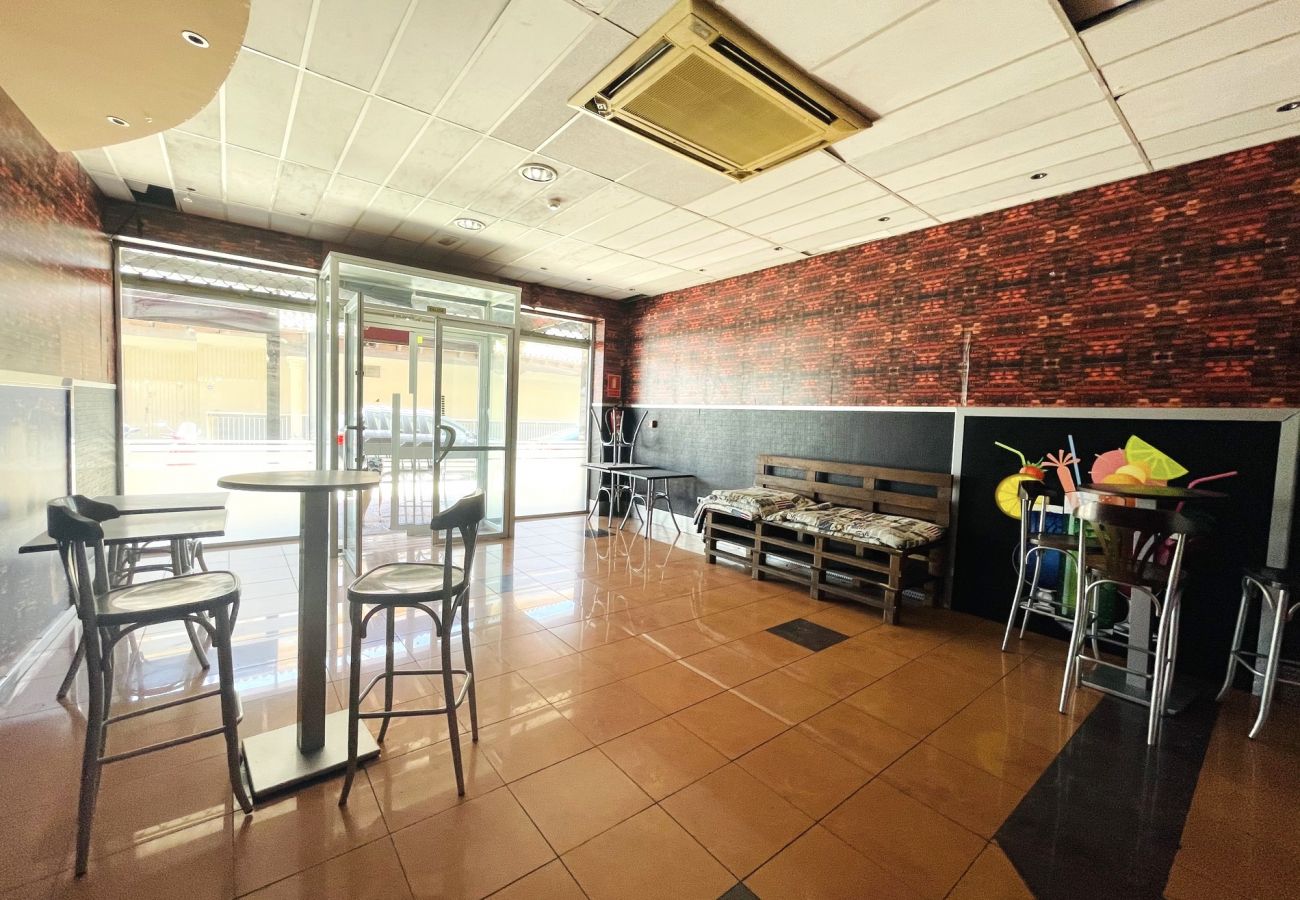 Local comercial en La Cala de Mijas - Bar/ cafeteria already settled for rent in busy lo