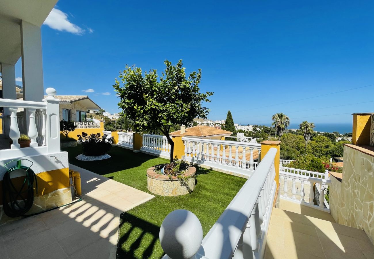 Casa en Benalmádena - Amplia villa de 5 H sin amueblar con piscina, jardín, garaje para 10 coches en alquiler