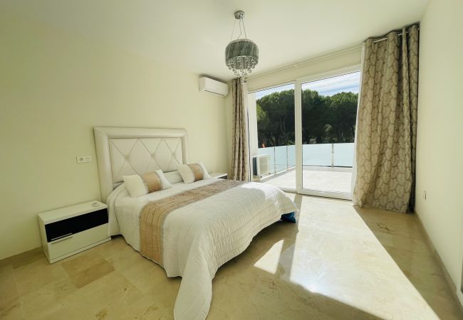 Casa en Mijas Costa - Luxury 4 bdm villa with pool and huge garden 