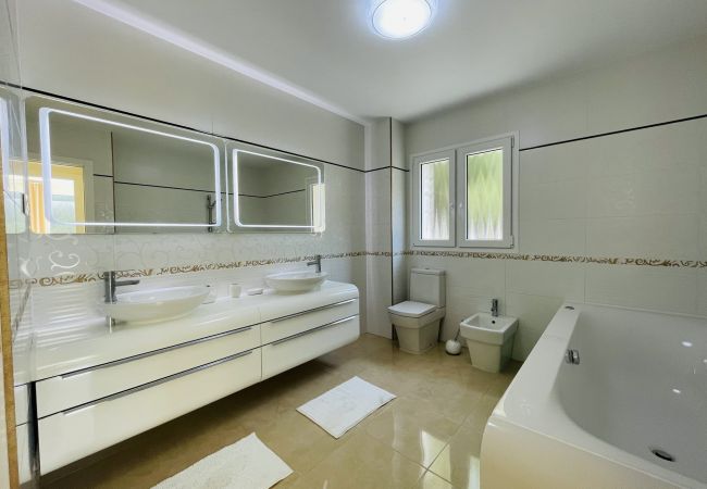 Casa en Mijas Costa - Luxury 4 bdm villa with pool and huge garden  Casa en Mijas Costa - Luxury 4 bdm villa with pool and huge garden