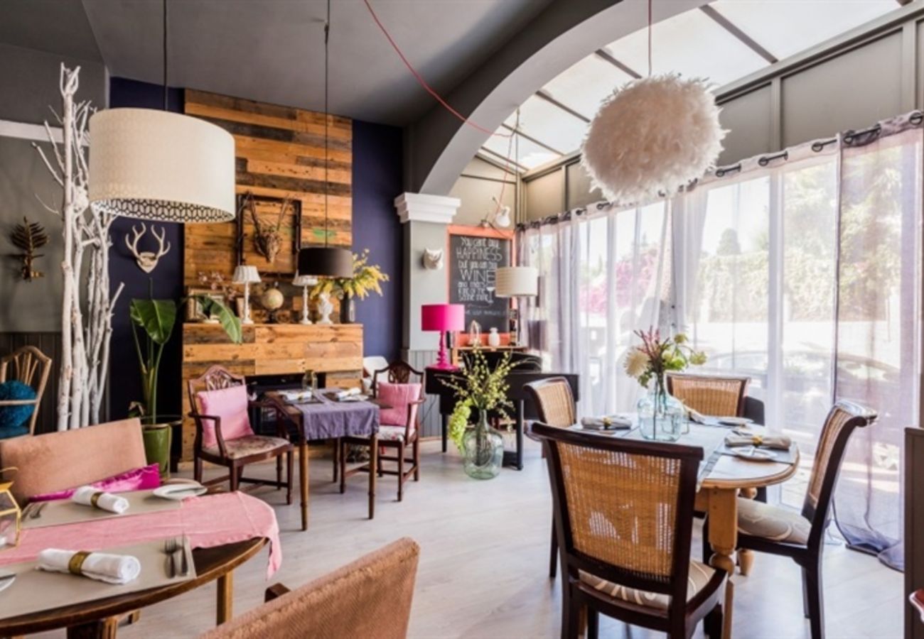Local comercial en Mijas Costa - Restaurante en venta con arrendamiento de por vida en Calahonda