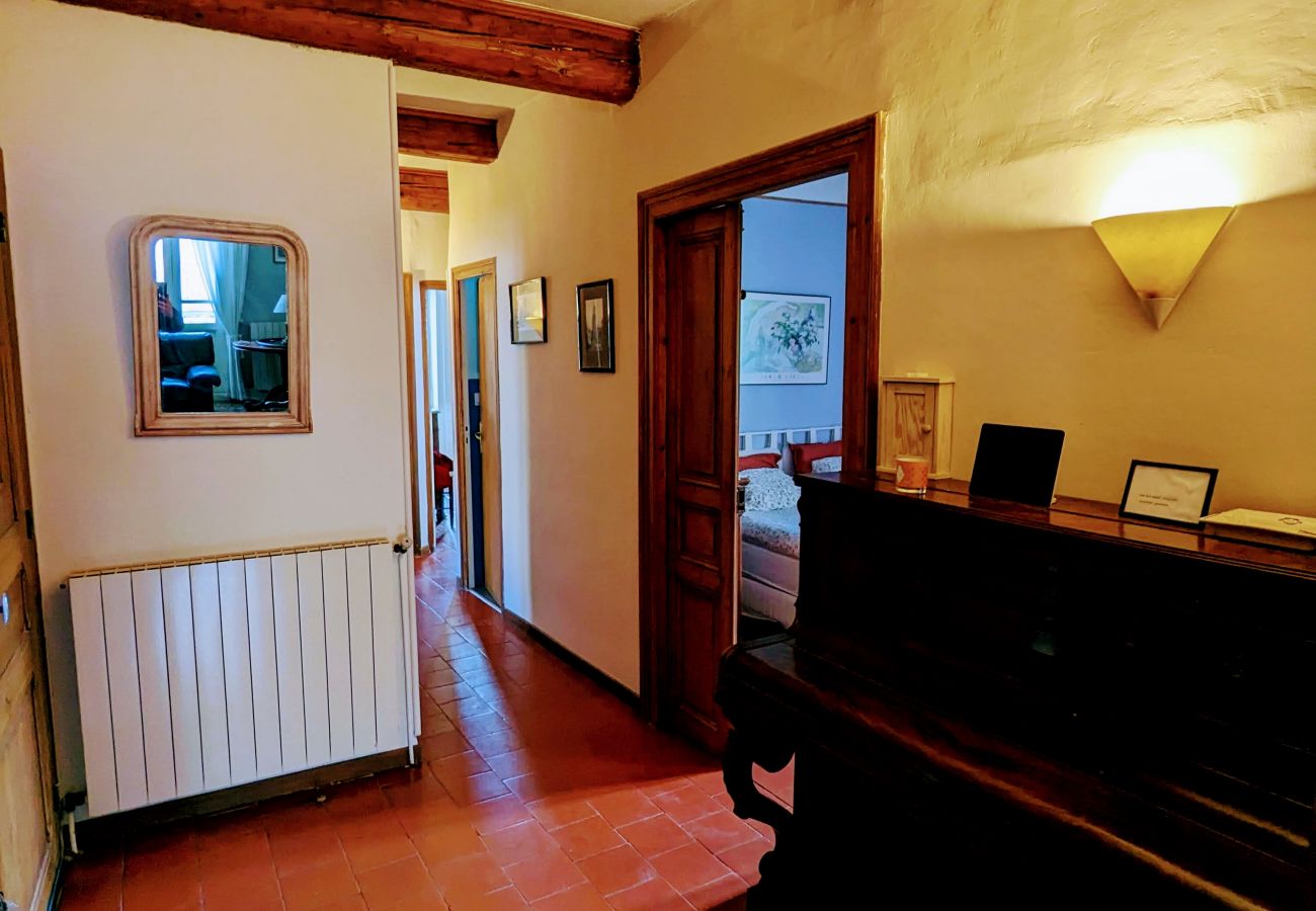 Piano avec tablette photos de centres d'intérêts de la région, acces aux différentes pièces et grande piece de vie à l'étage