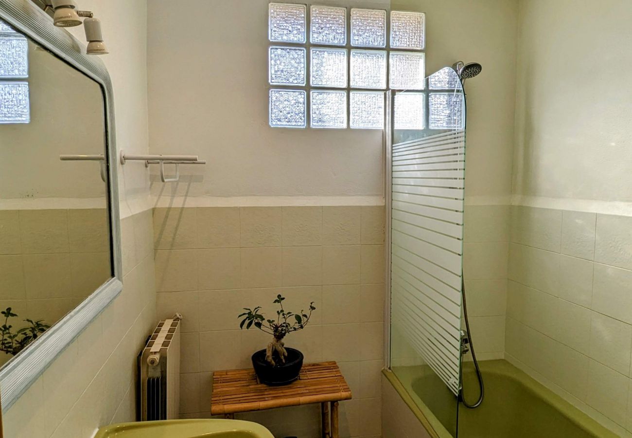 Baignoire et lavabo colonne, un vert d'un autre temps, tout est là 