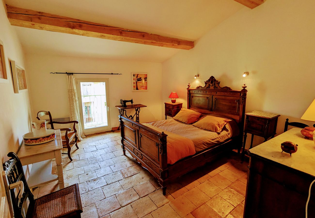 Lit double et beau mobilier ancien pour des nuits agreables