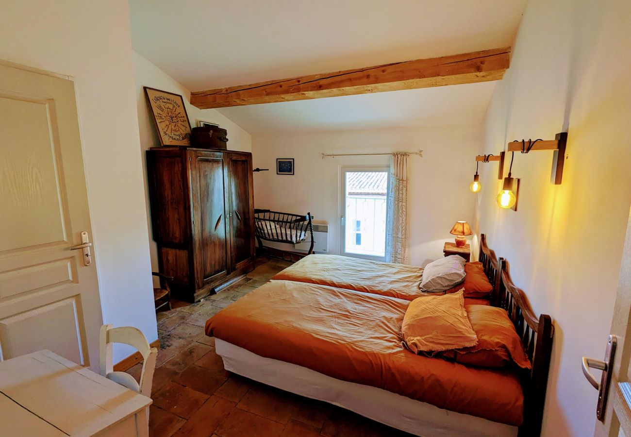Lits jumeaux confortables dans cet espace simple et sympathique 