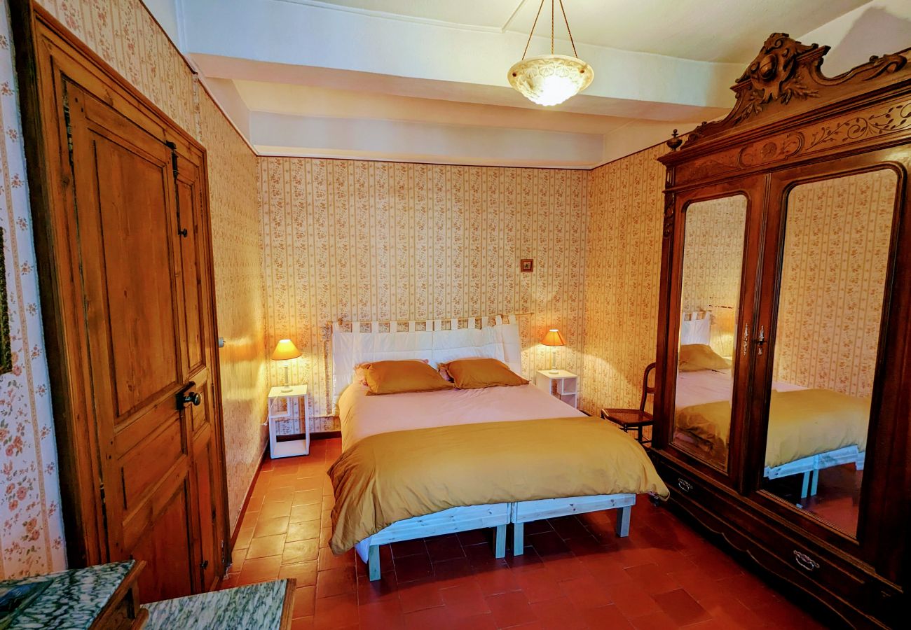 Esprit rustique chaud dans cette chambre tranquille et confort