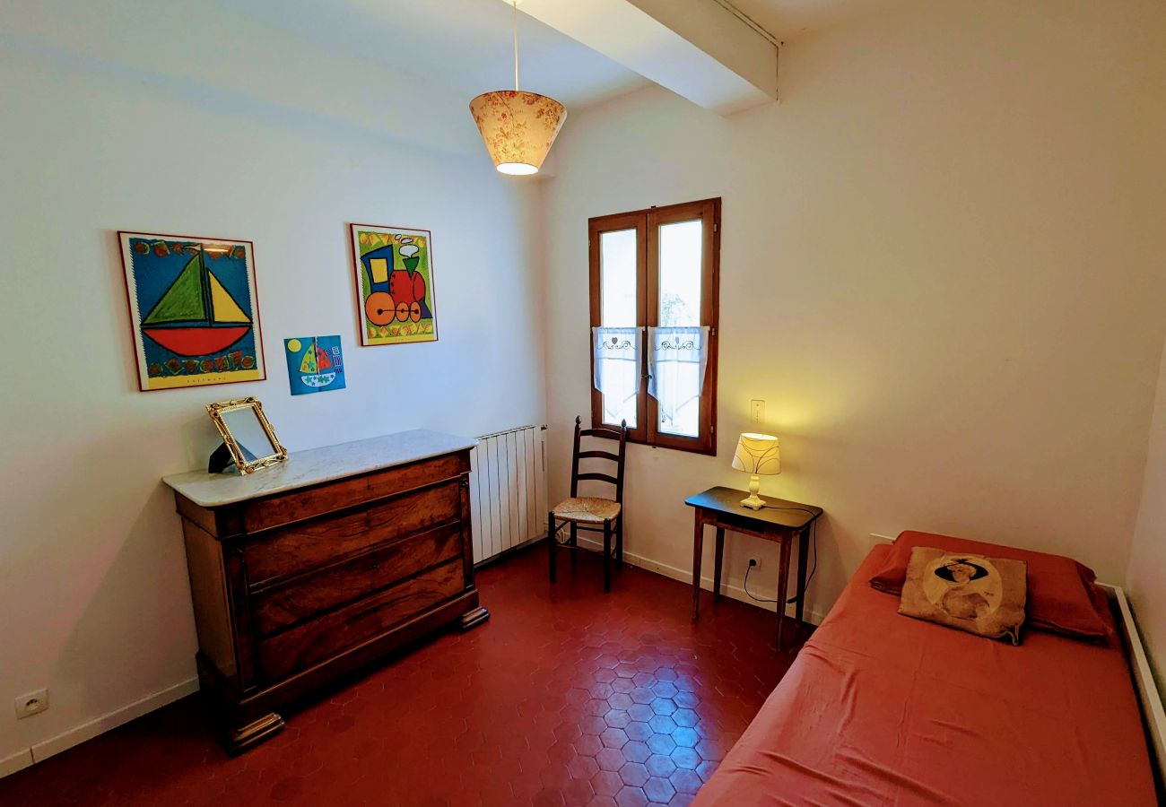 Lit simple, espace et rangement, ce qu'il faut à un enfant