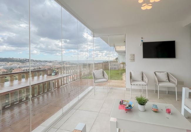 terrasse vitrée avec vue et possibilité d'ouvrir les fenêtres