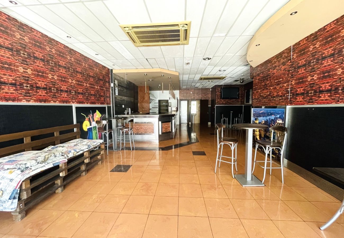 Local Commercial à La Cala de Mijas - Bar/ cafeteria already settled for rent in busy lo