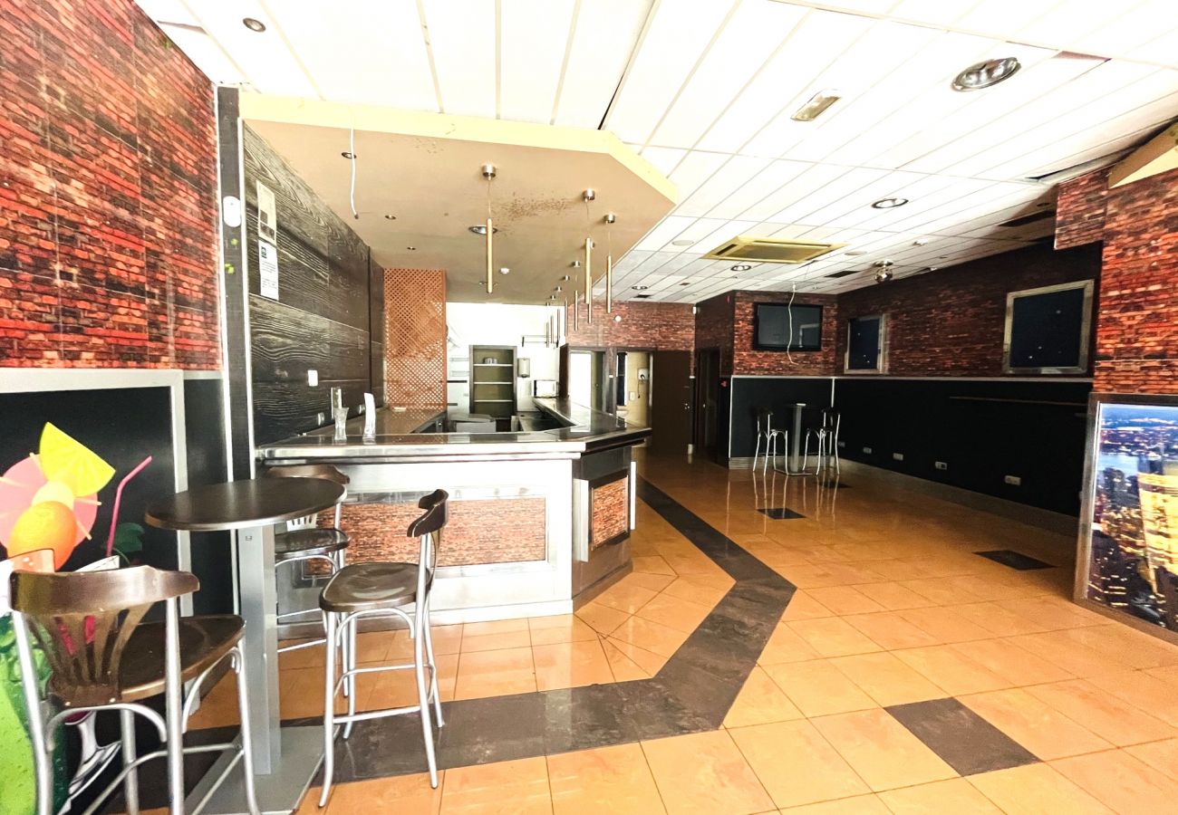 Commercial space in La Cala de Mijas - Bar/ cafeteria already settled for rent in busy lo