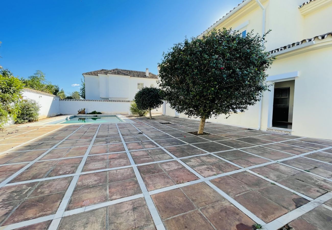Stuga i Marbella - Luxury 5bdm villa with pool and big land in the center of Marbella